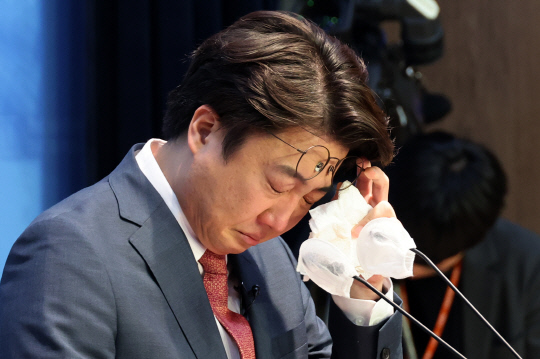 지난 10월16일 이준석 국민의힘 전 대표가 국회 소통관에서 윤석열 대통령에게 17개월간 국정기조를 공개 반성하라고 요구한 기자회견 중 눈물을 흘리고 있다.<연합뉴스 사진>